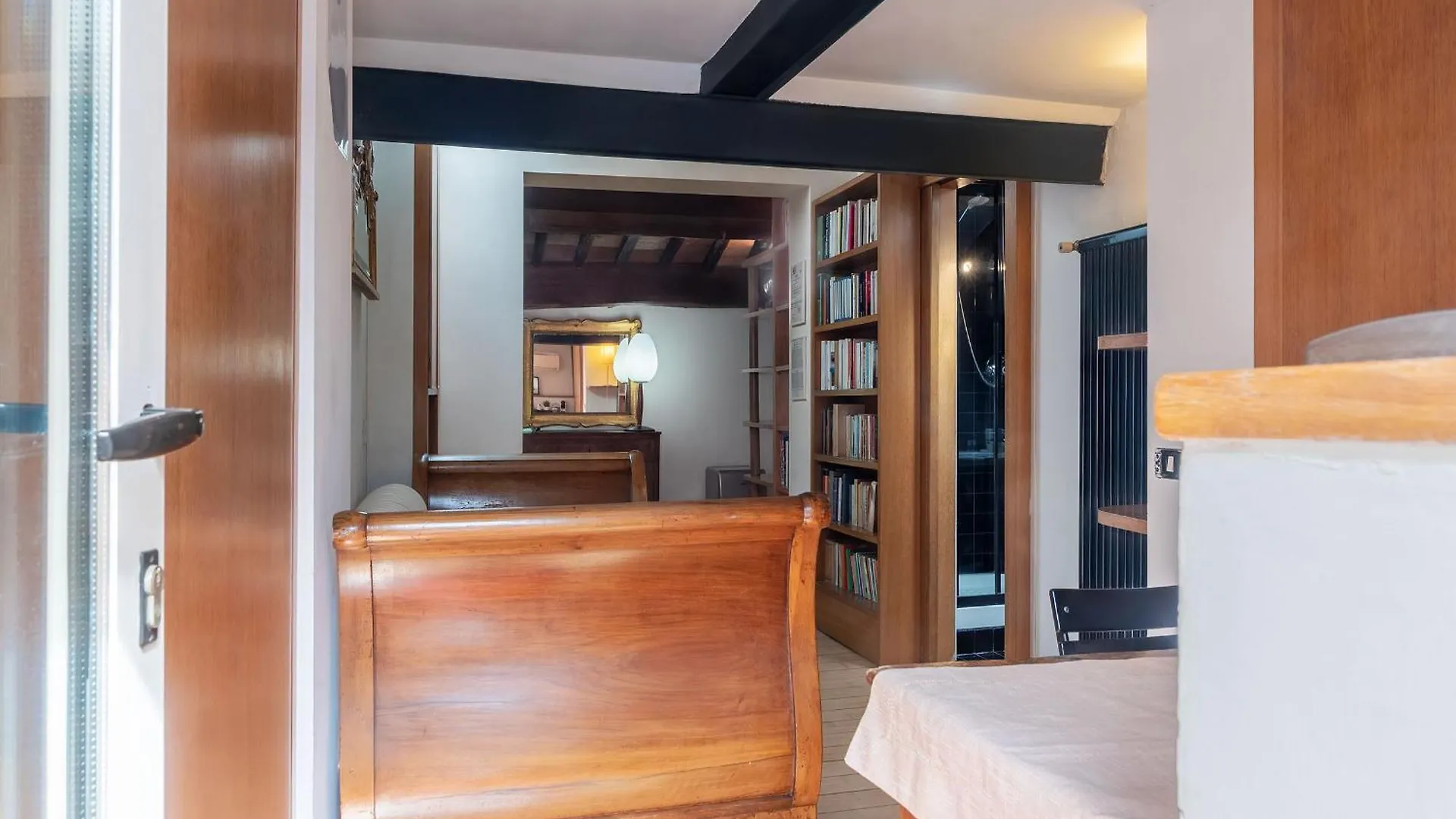 Orange Room With Bathroom And Shared Terrace ローマ イタリア
