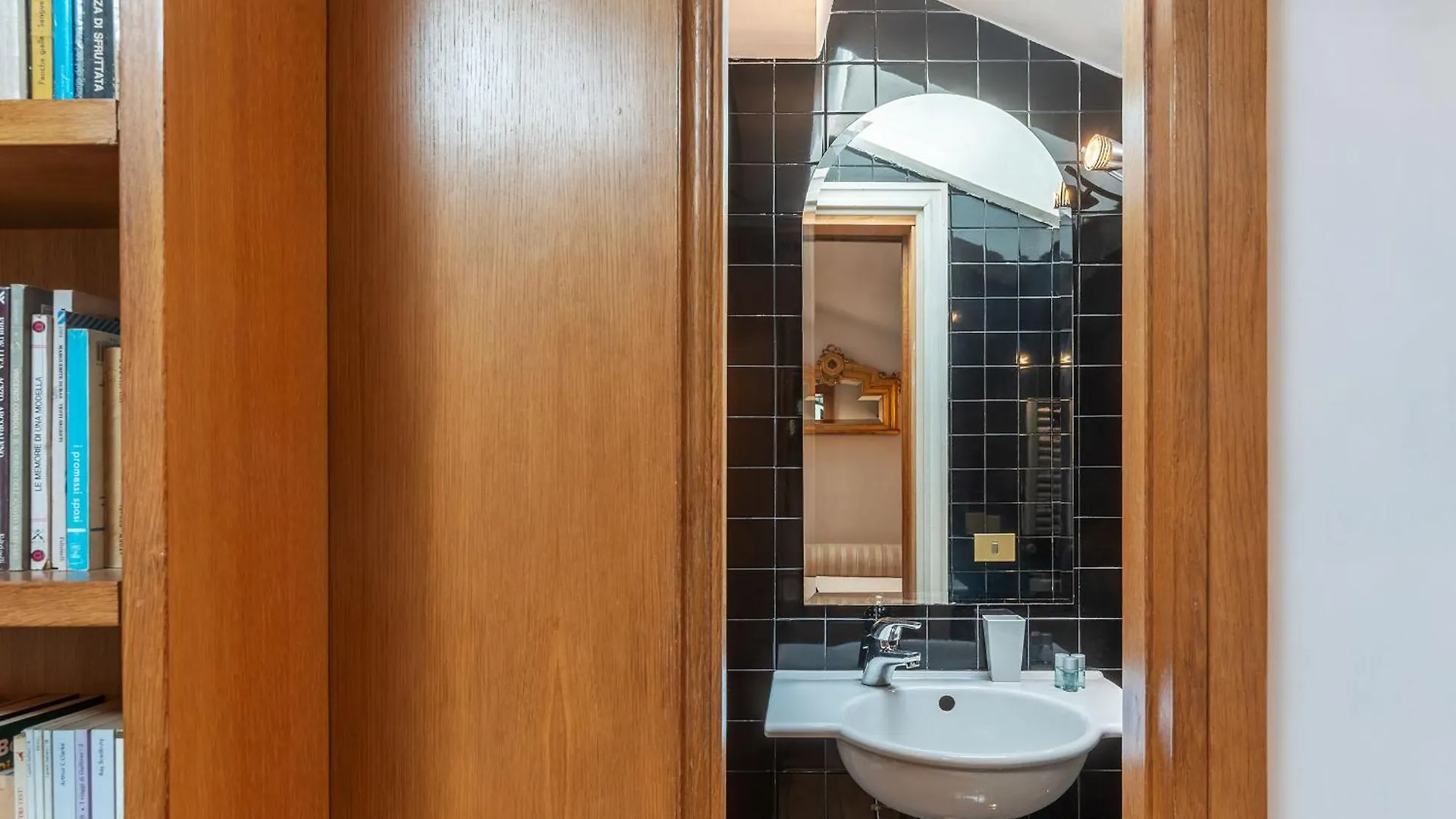 Orange Room With Bathroom And Shared Terrace ローマ ホームステイ