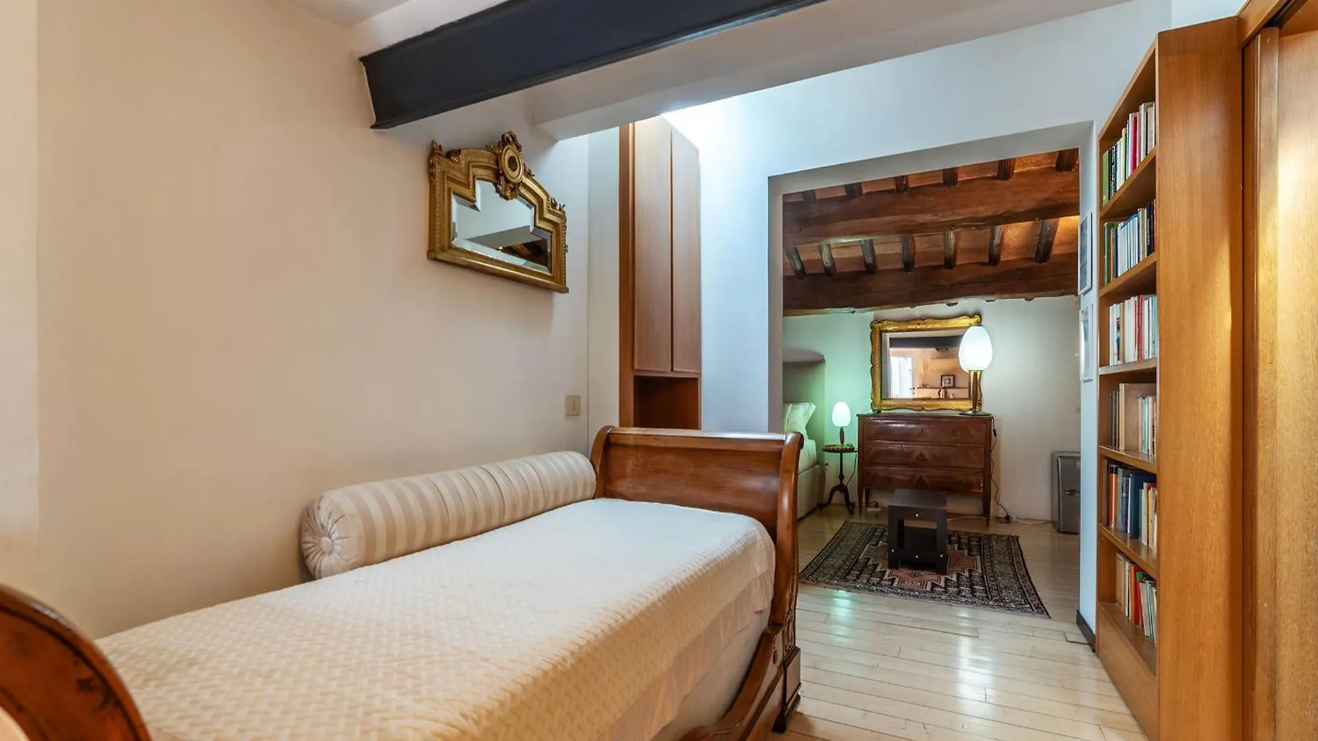 Orange Room With Bathroom And Shared Terrace ローマ