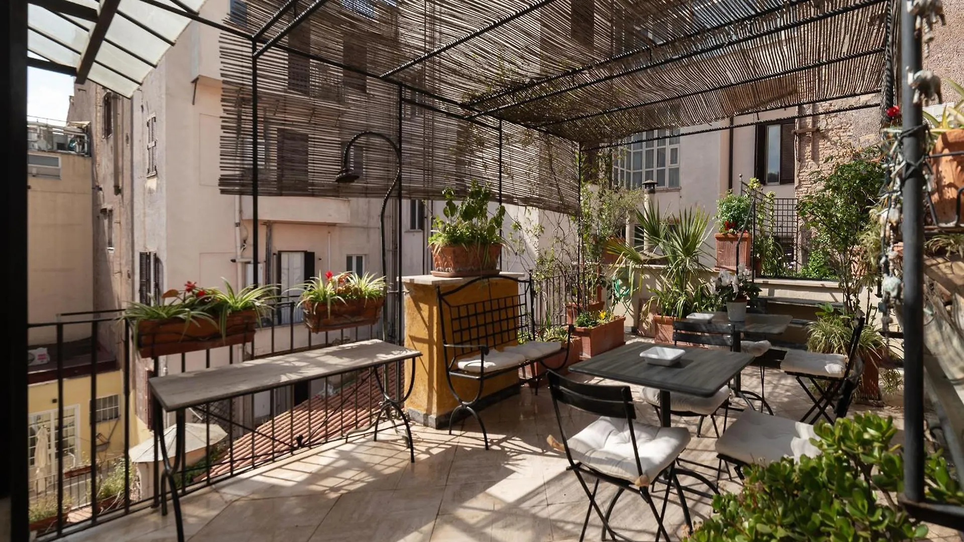 Homestay Orange Room With Bathroom And Shared Terrace Rome