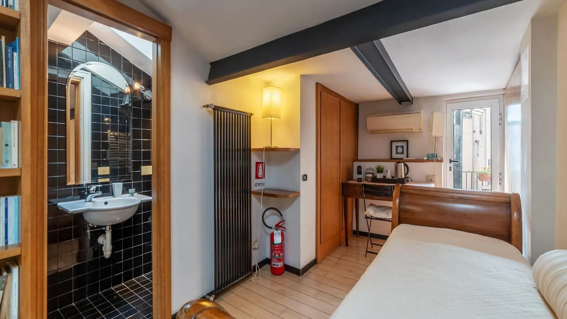 Homestay Orange Room With Bathroom And Shared Terrace Rome Italy