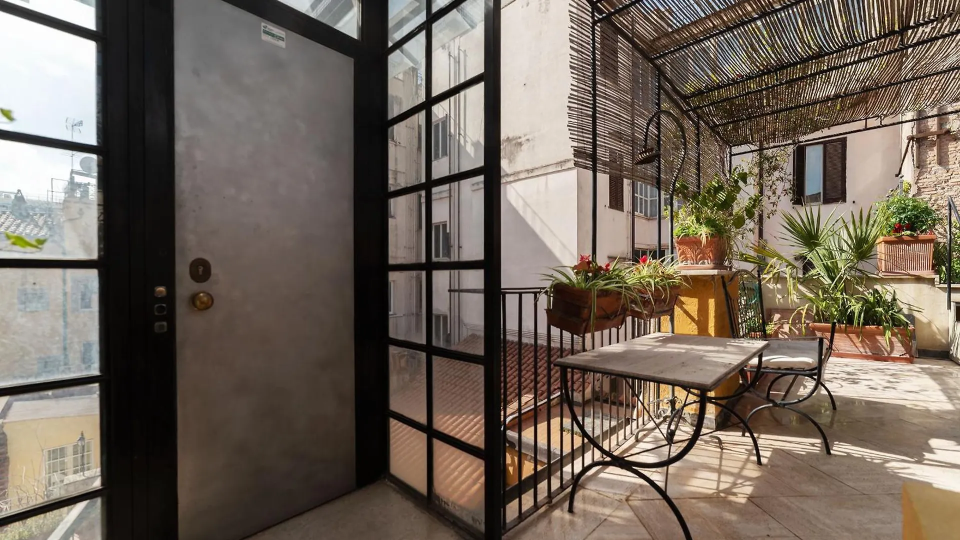 Homestay Orange Room With Bathroom And Shared Terrace Rome Italy